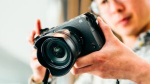 プロ仕様のSONY FX30カメラを持つ動画クリエイターTake‐STUDIO