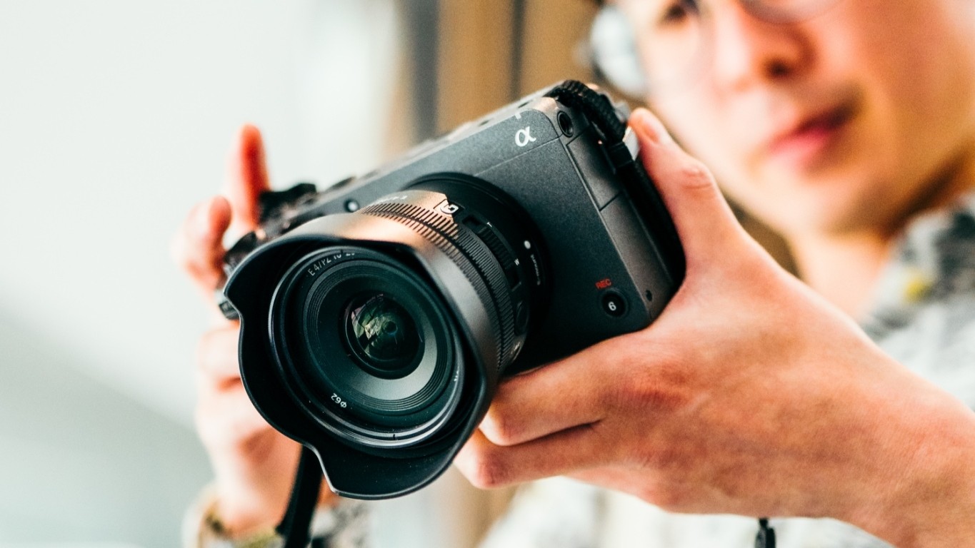 プロ仕様のSONY FX30カメラを持つ動画クリエイターTake‐STUDIO